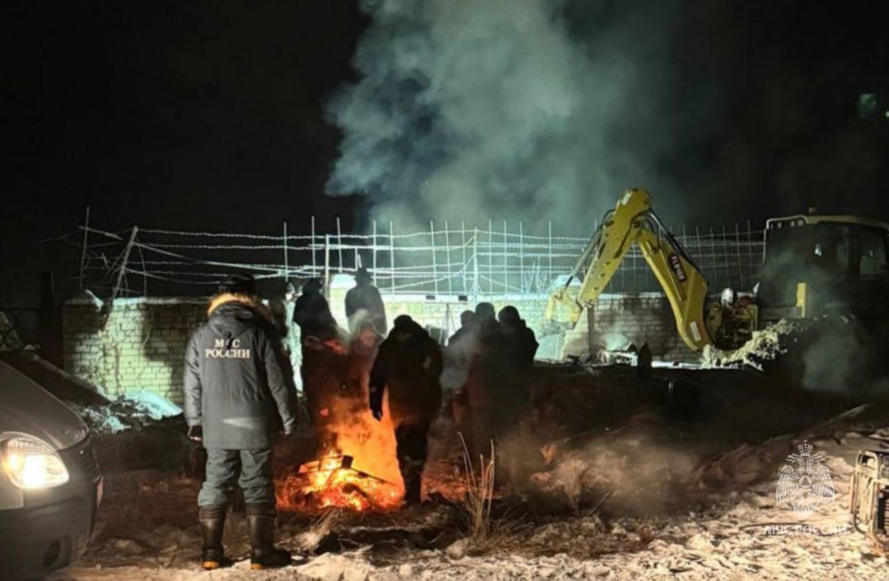 Ликвидация порыва теплотрассы в Атамановке на контроле МЧС России 30 декабря 2025 года в н п Атамановка Читинского МО произошел порыв магистральной теплотрассы диаметром 400 мм В результате было ограничено теплоснабжение 39 многоквартирных домов где проживает 2543 человека в том числе 837 детей а также трех социально значимых объектов школы и двух детских садов В настоящее время ведутся работы по замене десятиметрового участка магистрали Для поддержки граждан и предотвращения переохлаждения в социальных объектах и домах в поселок направлена аэромобильная группировка ГУ МЧС России по Забайкальскому краю Спасатели доставят в поселок тепловые пушки Всего в ликвидации последствий аварии задействовано 32 человека и 6 единиц техники от администраций подрядных организаций и МЧС По данным администрации ориентировочное время завершения аварийно восстановительных работ 15 00 31 декабря 2025 года Подписывайся на МЧС России в MAX ВК