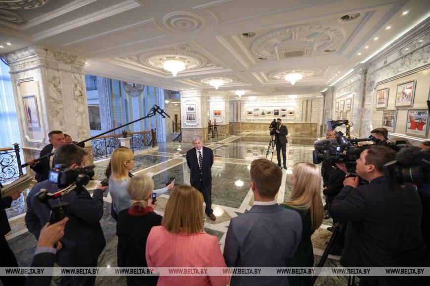 Джон Коул США снимают санкции с белорусского калия в соответствии с указаниями Дональда Трампа Об этом заявил спецпосланник США по Беларуси после переговоров с Александром Лукашенко По мере нормализации отношений между двумя странами все больше санкций будет сниматься Джон Коул также выразил надежду что стороны придут к ситуации когда санкций не будет вообще Фото БЕЛТА Минск Новости MINSKNEWS BY Telegram Viber FB VK Inst TikTok YouTube