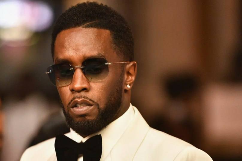 Рэпера P.Diddy обвиняют в сексуальном и физическом насилии, торговле людьми и склонении к проституции. На его скандальных вечеринках в разные годы присутствовали многие голивудские звёзды — от Джастина Бибера до Дженнифер Лопес. Теперь они опасаются, что будут втянуты в разбирательство.   Шона Комбса  настоящее имя рэпера  обвиняют в ряде серьезных преступлений. По данным следствия, рэпер и продюсер десятилетиями организовывал вечеринки для взрослых, которые посещали многие голивудские звёзды. По словам свидетелей, на вечеринках «Freak Offs»  так они назывались  было несколько уровней доступа: от «общего входа» до проходки в «святая святых», где и происходило основное действие. Судя по всему, речь идёт о секс-вечеринках, на которых унижали мужчин и женщин в обмен на деньги и музыкальные контракты.    Также Комбса обвиняют в том, что он использовал свой лейбл звукозаписи Bad Boy Entertainment для рэкета и множества других незаконных действий, связанных с торговлей людьми, вовлечением в проституцию и препятствованием правосудию. В его доме в ходе обыска было найдено оружие, наркотики, более 1000 бутылок детского масла и смазки.   Из-за расследования против Комбса многие селебрити, которые посещали его вечеринки, опасаются, что станут фигурантами дела. На фотоотчётах со скандальных мероприятий рэпера есть Пэрис Хилтон, Эштон Катчер, Леонардо Ди Каприо, Келли Осборн, Jay-Z и Бейонсе, Мэрайя Кэри и её муж Ник Кэннон, Томми Ли и Памела Андерсон, Ким Кардашьян и многие другие.   Сейчас по делу Комбса опрошено более 50 свидетелей и расследование продвигается дальше. По словам властей, количество жертв будет «кратно» расти. Комбс арестован, суд отказал ему в освобождении под залог. По всем обвинениям ему грозит вплоть до пожизненного заключения. Свою вину рэпер не признаёт.    Подписывайтесь, это Baza