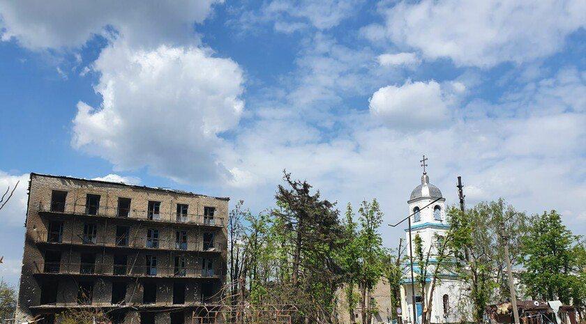 Власти ЛНР намерены восстановить часть Попасной после того, как линия боевого соприкосновения будет отодвинута, сейчас Попасная разрушена на 99%, в ней проживают чуть более 250 человек. Об этом в интервью ТАСС на Петербургском международном экономическом форуме заявил Глава ЛНР Леонид Пасечник. «На сегодняшний день принято решение о том, что с того момента, как линия боевого соприкосновения будет отодвинута еще дальше, а проводить работы будует максимально безопасно, мы восстановим какую-то часть Попасной для того, чтобы там могли проживать работники Западной фильтровальной станции и железнодорожной станции — крупного железнодорожного узла», — рассказал Глава ЛНР.