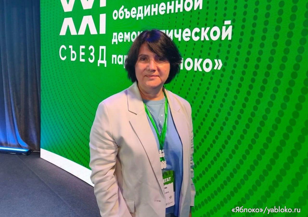 На 2 миллиона рублей оштрафовали замглавы приморского Яблока за антисоветский пост Приморский краевой суд 12 ноября оштрафовал зампреда регионального отделения Яблока Марину Железнякову на 2 млн руб по делу о реабилитации нацизма статья 354 1 УК РФ сообщила пресс служба партии 10 ноября присяжные признали ее виновной Обвинение просило оштрафовать Железнякову на 3 млн руб и на три года запретить публиковать посты в интернете Ограничивать ее в публикации постов суд отказался а штраф разрешил выплачивать с рассрочкой на 40 месяцев Дело против Железняковой возбудили из за поста поздравления с Днем Победы опубликованного в мае 2021 года В нем говорилось что во многом развязывание войны и столь многочисленные жертвы лежат на плечах коммунистического тоталитарного режима Эксперт лингвист сделал из поста вывод о том что обвиняемая не разделяет Советский Союз и политический режим действовавший в нем Обвинение Железняковой в реабилитации нацизма абсурдно и раздуто из исторических фактов которые еще недавно можно было найти в школьных учебниках заявила пресс служба Яблока со ссылкой на председателя Николая Рыбакова Силовики пришли к Железняковой в мае 2024 года Они обманом выманили политика из квартиры Железняковой как старшей по дому позвонили и заявили что в подвале многоквартирника живут мигранты Чтобы доказать что там никого нет силовики попросили ее выйти на улицу Приморскийкрай