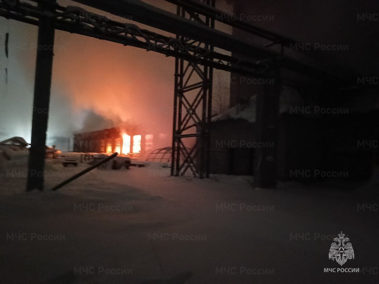 В Подмосковье тушат пожар в промзоне на площади 10 тыс кв метров сообщило МЧС Загорелся двухэтажный склад в городе Протвино городской округ Серпухов По информации МЧС из здания вывезены 20 газовых баллонов Внутри склада находятся паллеты с сантехникой частично обрушилась крыша Быстрому распространению огня способствует высокая пожарная нагрузка внутри здания Сведений о пострадавших не поступало говорится в сообщении ведомства МЧС   Подписывайтесь на Ъ Оставляйте бусты