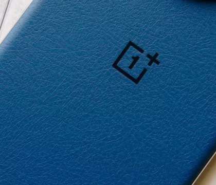 В X показали совершенно новый дизайн флагмана OnePlus 15 тонкие рамки и камера в стиле iPhone Аккаунт OnePlus Club опубликовал фотографию с новым флагманским смартфоном OnePlus 15 в фиолетовой расцветке Mist Purple В этот раз дизайнеры китайской компании решили отказаться от массивной шайбы на задней части и использовали дизайн в стиле iPhone