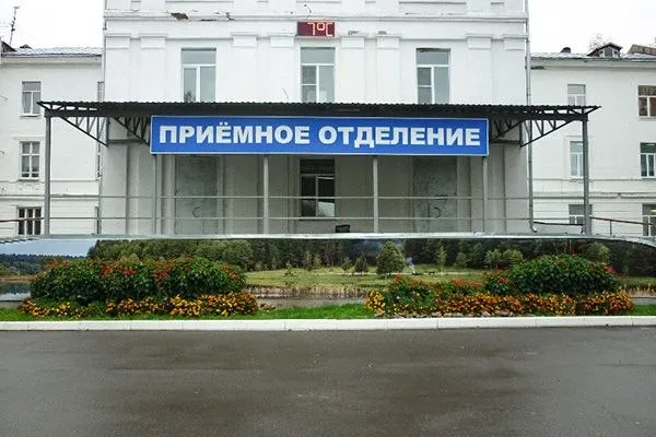 В Костромской области внедряют новые стандарты здоровья для новорожденных Регион переходит на более глубокий уровень диагностики Теперь каждого малыша в области ждет комплексное тестирование которое позволяет выявить 33 редких генетических недуга Соответствующий документ уже завизирован главой региона Сергеем Ситниковым Раннее выявление это ключ к успешной терапии Благодаря расширенному неонатальному скринингу врачи получают возможность действовать на опережение начать лечение еще до появления первых симптомов На реализацию этой инициативы из бюджета направлено свыше 40 миллионов рублей Инвестиции в здоровье детей уже приносят свои плоды за десятилетие показатель младенческой смертности сократился практически в два раза Расширение скрининга призвано закрепить и усилить эту положительную тенденцию