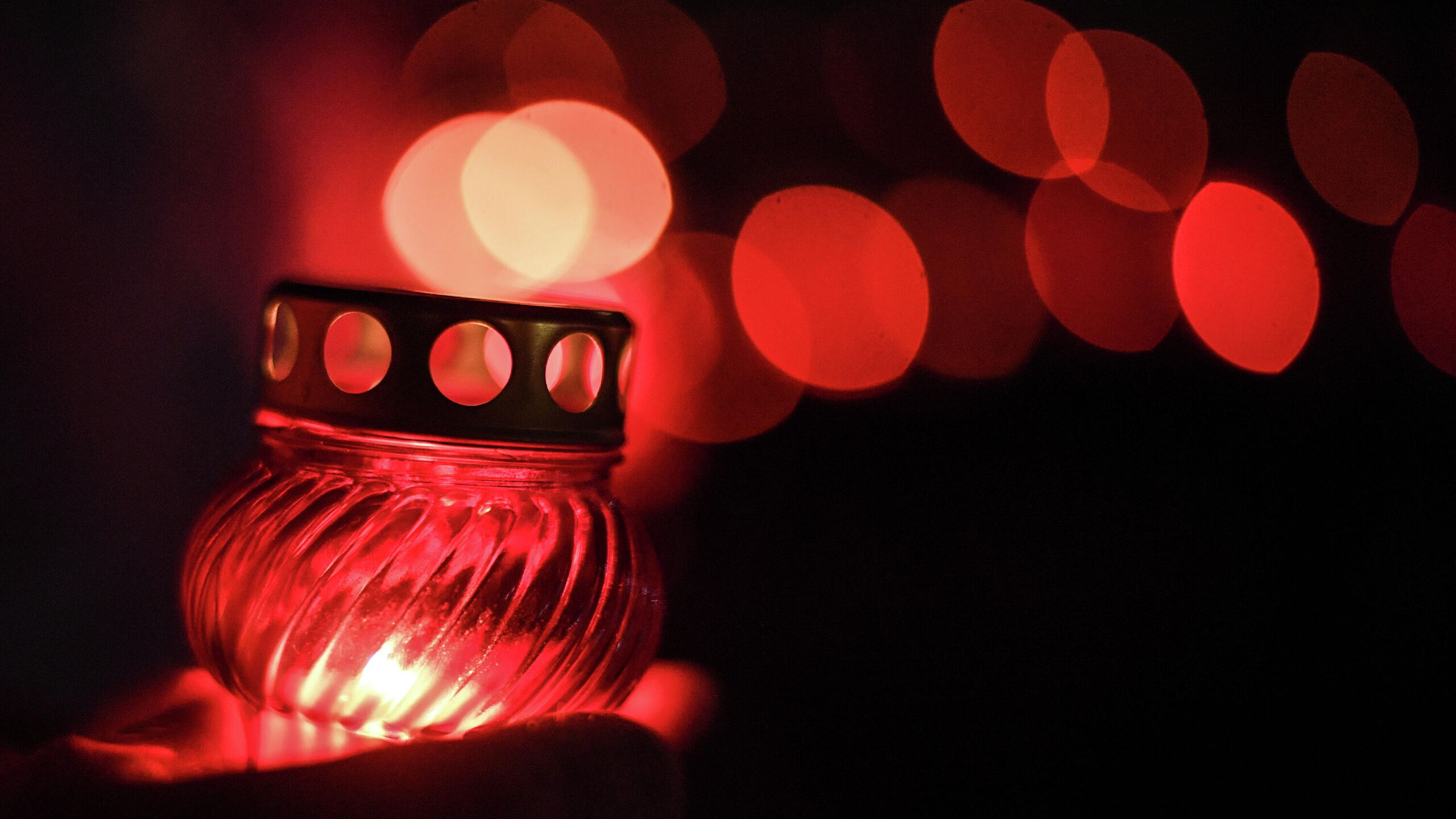 Бывший автогонщик серии NASCAR Грег Биффл и его семья погибли при крушении бизнес джета в штате Северная Каролина сообщил американский конгрессмен Ричард Хадсон Самолет Cessna C550 разбился при посадке в региональном аэропорту Стейтсвилл Ранее сообщалось что жертвами авиакатастрофы стали шесть человек Я опустошен потерей Грега его супруги Кристины и их двоих детей и мое сердце со всеми кто их любил Грег был великим чемпионом NASCAR который восхищал миллионы болельщиков Но он был также необыкновенным человеком и его будут помнить как за его служение другим так и за его бесстрашие на трассе написал конгрессмен в социальной сети Х Региональный телеканал WGHP со ссылкой на патрульную службу штата сообщает о семи погибших Сотрудники службы еще не идентифицировали тела жертв но подтверждают что на борту самолета были предположительно экс гонщик и его семья Биффл выиграл гоночную серию NASCAR Nationwide Series в 2002 году