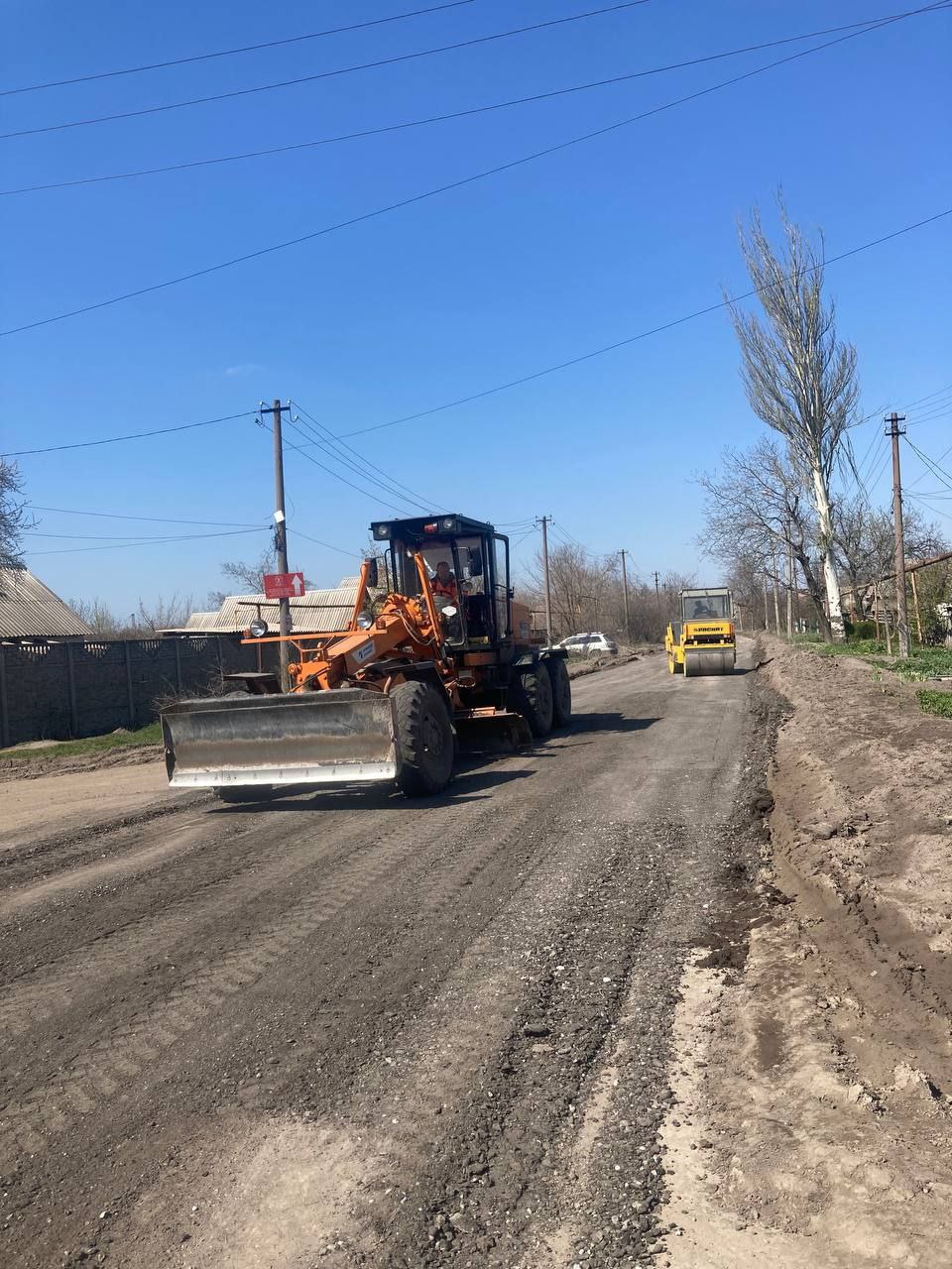 В Донецке идет благоустройство Петровского района. Оперативная обстановка позволяет производить работы.  Как сообщил Глава ДНР, восстановлена дорога по проспекту Кобзаря, установлена детская площадка в сквере поселка шахты им. Челюскинцев.  Также в Буденновском районе города по улице 230-й Стрелковой дивизии убрана несанкционированная свалка.