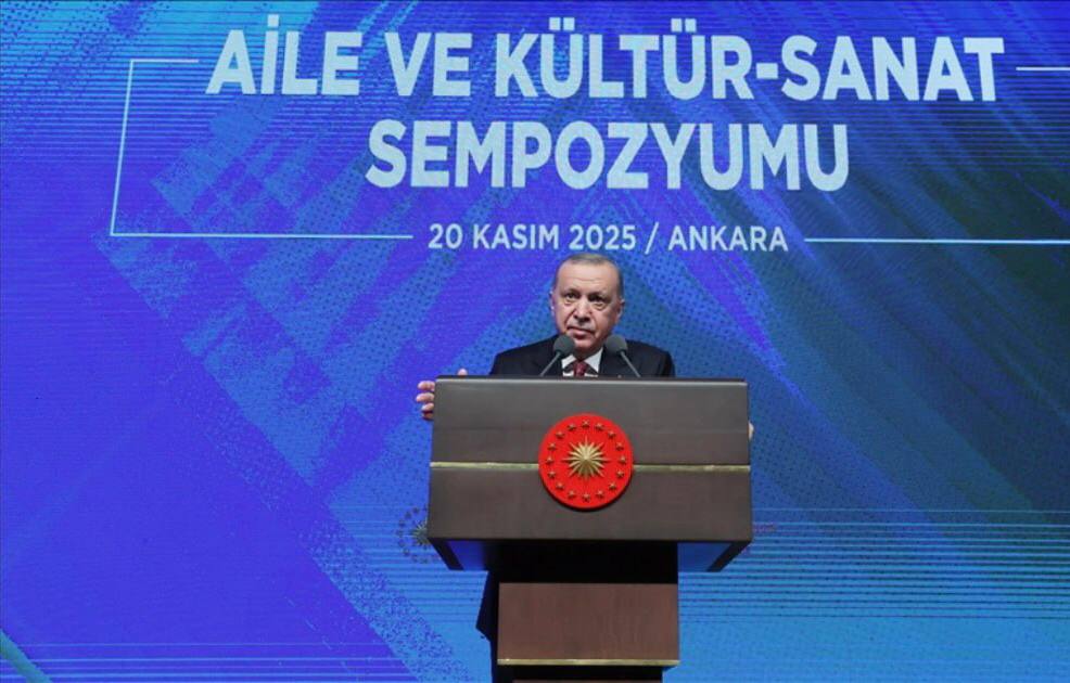 Президент Эрдоган Турция привержена защите института семьи Турция сохраняет приверженность защите института семьи в период когда глобальный капитализм открывает новые фронты а культурный империализм и цифровая осада усиливаются во всем мире Об этом заявил президент Турции Реджеп Тайип Эрдоган выступая на симпозиуме Семья культура и искусство в Анкаре Глава государства назвал снижение уровня рождаемости громким сигналом тревоги за наше будущее Президент подчеркнул что Турция принимает бескомпромиссные меры против навязывания гендерной нейтральности и извращенных движений наподобие ЛГБТ