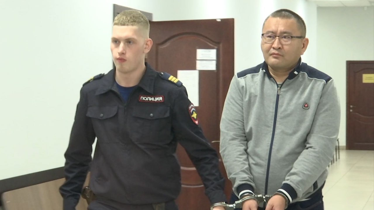 Экс-министр сельского хозяйства Бурятии проведет в СИЗО всё лето Советский районный суд продлил Галсану Дарееву содержание под стражей до 22 августа. - Суд учел болезненное состояние здоровья Дареева и его близких родственников, отсутствие судимостей, удовлетворительную характеристику, однако не счел данные обстоятельства достаточными для отмены меры пресечения либо изменения ему меры пресечения на более мягкую, - пояснили в суде. Напомним, бывшего чиновника взяли под стражу 27 декабря. Его обвиняют в преступлениях, связанных с получением взяток, участием в посредничестве во взяточничестве и превышением должностных полномочий.