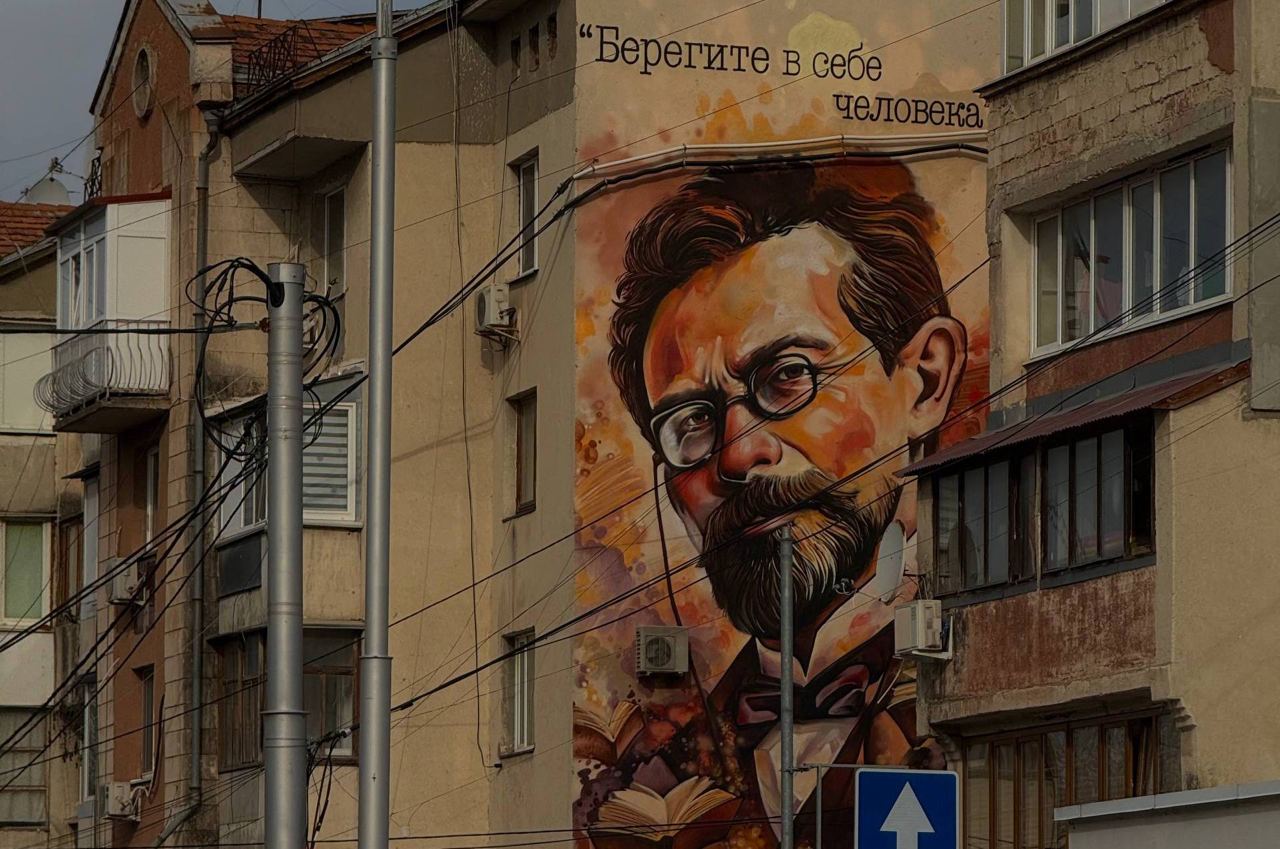 Здесь начинаются горы а вместе с ними красота неочевидные факты о связи Чехова с Симферополем 29 января исполняется 166 лет со дня рождения великого писателя Антона Павловича Чехова Автор любимых произведений прожил насыщенную жизнь За 44 года он успел попутешествовать жениться написать сотни рассказов и на пять лет осесть в Ялте Многие ассоциируют Чехова именно с Южным берегом Крыма но значительное место в его творчестве занимает и Симферополь Комсомолка по случаю дня рождения Антона Павловича рассказывает о том что связывает драматурга с крымской столицей Подписывайся на truekpcrimea