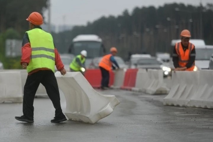 Улицу 50 лет Советской Армии открыли после ремонта Дорожная служба Якутска объявила об открытии движения общественного транспорта по улице 50 лет Советской Армии Автобусы начнут ходить по прежним маршрутам уже с сегодняшнего дня 23 октября Как сообщают в дорожной службе работники АО Якутдорстрой завершили ремонт и выравнивание дорожного полотна Это значит что пять популярных городских маршрутов 1 6 19 35 и 211 снова начнут ходить по своей привычной утвержденной схеме Пассажиры смогут без пересадок добираться до нужных остановок