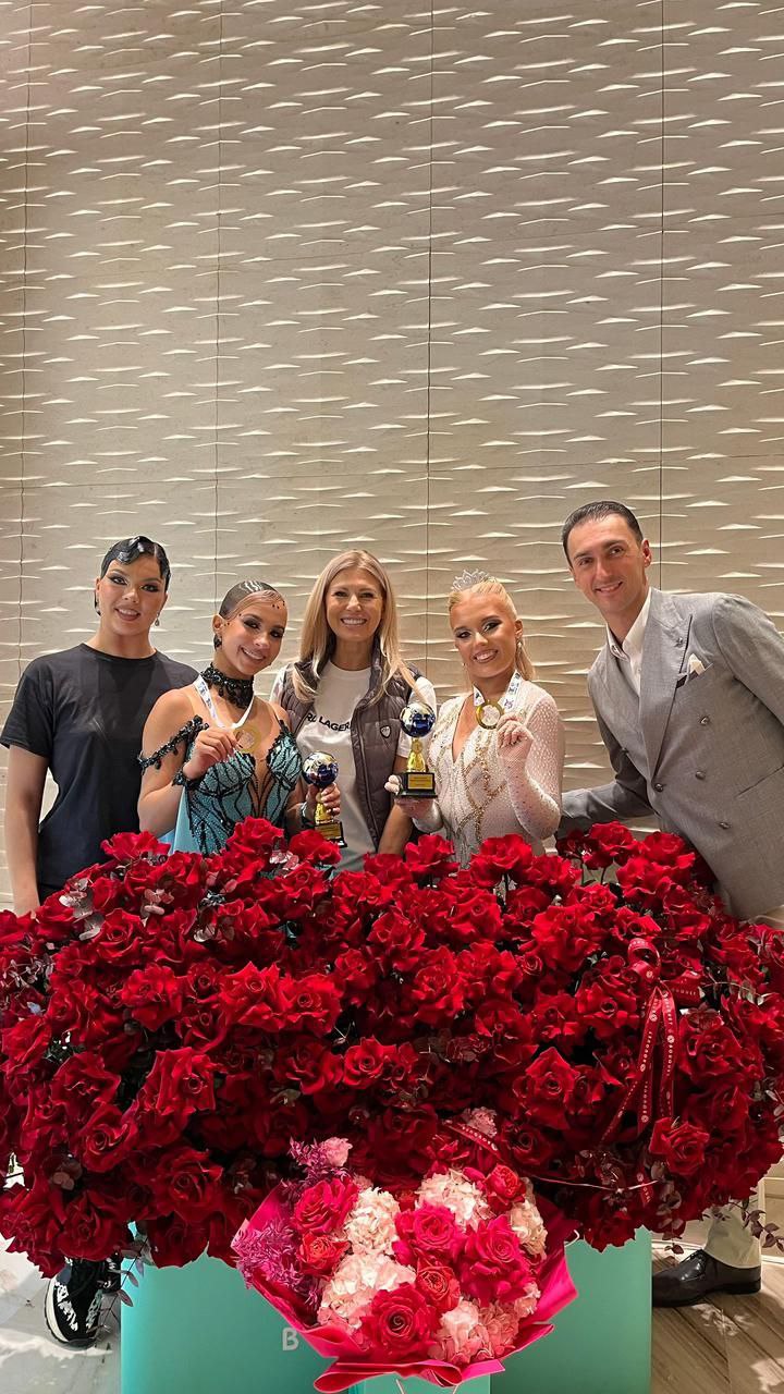 Челябинские спортсмены школы Вероника чемпионы мира по танцевальному спорту В Баку в эти дни проходит Azerbaijan Dance Festival 2025 open to the world event в котором принимают участие свыше 200 пар и соло исполнителей из 20 стран мира В рамках фестиваля разыгрывают медали международных соревнований чемпионата мира WDC AL и Европы WDC а также кубки мира Pro Am по направлениям Ballroom Latin Smooth Argentine Tango Caribbean Mix В копилке челябинских танцоров уже две награды высшей пробы в дисциплине WDC AL World Solo Smooth Championships Арина Карбакова взяла золото в возрастой категории до 16 лет Мария Лошкина поднялась на высшую ступень пьедестала в категории до 19 лет От всей души поздравляем чемпионок И желаем удачи в предстоящих выступлениях на международном паркете нашим парам профессионалам Владлену Кравченко и Марианне Бутузовой а также юниорам Тимофею Ковалеву и Арине Карбаковой Администрация города Челябинск