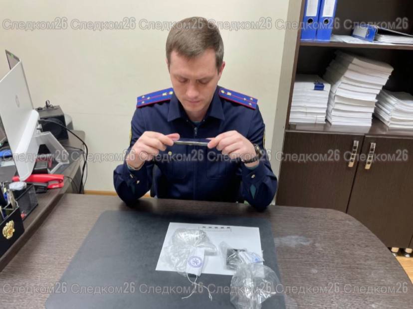 16-летний подросток из Предгорья подозревается в покушении на сбыт наркотиков В марте несовершеннолетний решил подработать закладчиком. Однако довести умысел до конца он не успел, поскольку подозреваемого задержала полиция. Возбуждено уголовное дело за покушение на сбыт наркотиков в крупном размере. Расследование продолжается, причастных ищут, рассказали в СУ СКР по краю. В курсе Новости Ставрополья предложить новость