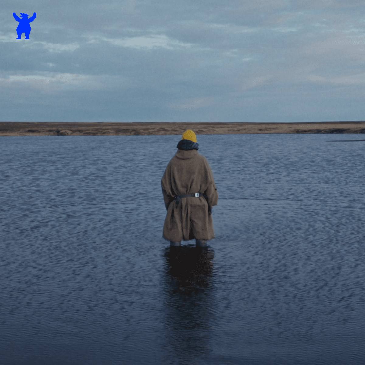 Основатель Додо Пиццы Фёдор Овчинников снял фильм о своей жизни в тундре За пять месяцев жизни с семьёй ненцев он прошёл более 700 км на упряжках В фильме северные пейзажи быт оленеводов и личные записи Овчинникова о новой жизни Например из записки от 11 мая следует Я ещё очень сильно привязан к своему эго и самолюбию Я цепляюсь за молодость за тщеславие Я думаю о фильме и это тщеславие   Премьера документальной картины запланирована на 2026 год Читайте на Russian Business rb ru