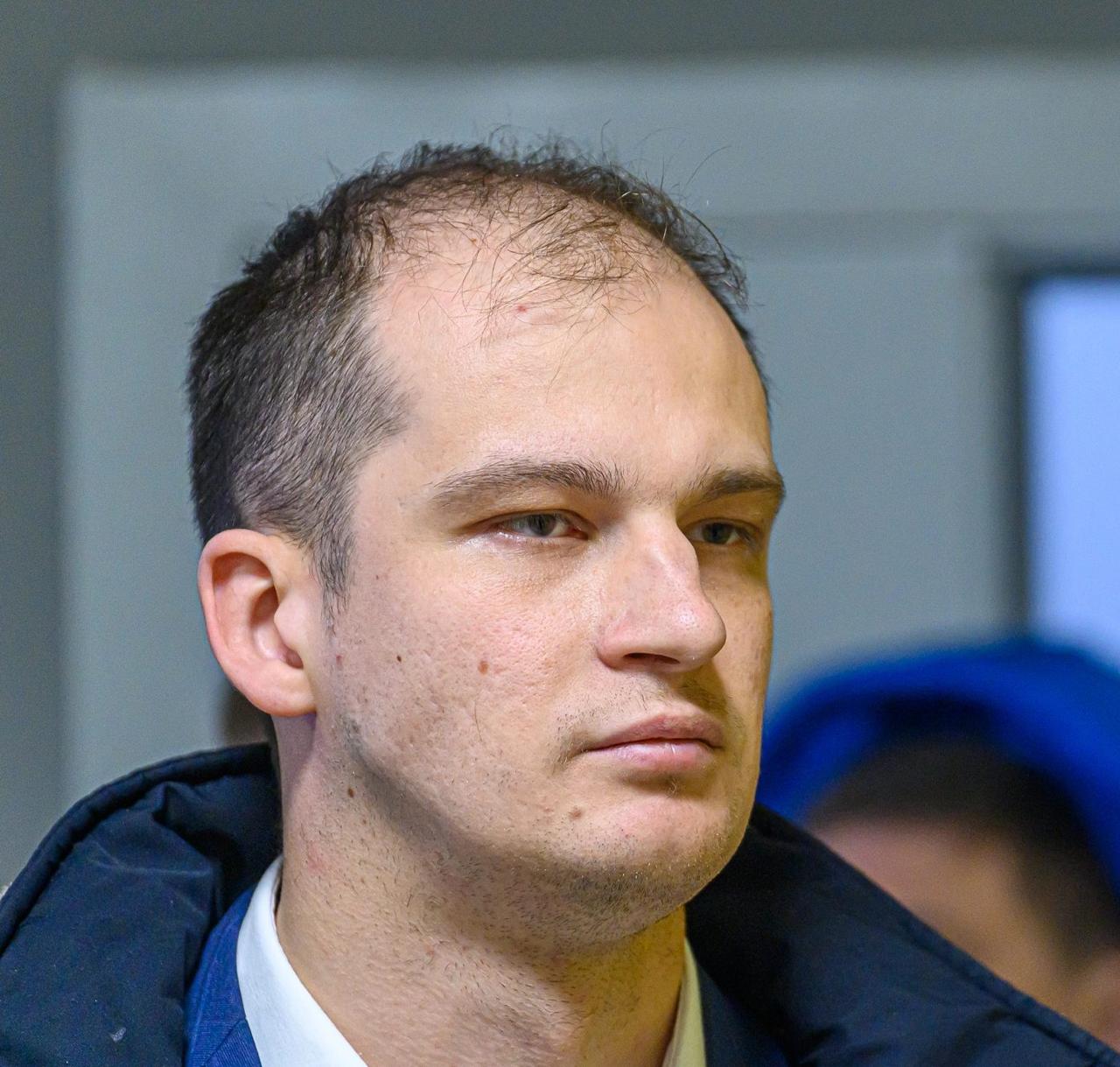 Дело уже осужденного газификатора Станислава Неверова передали в суд Его обвиняют в хищении 49 млн рублей Имя обвиняемого сообщил источник В тг канале краевого Следкома пишут что по версии следствия в 2022 2023 годах обвиняемый работал в составе преступной группы Они якобы придумали схему чтобы украсть деньги выделенные Забайкальскому краю на газификацию частных домов в Чите чтобы перевести их с угольного на газовое отопление Участники схемы через подконтрольную им фирму заключили фиктивный договор подряда на выполнение работ по газификации с компанией выигравшей конкурс Деньги перечислялись по фиктивным договорам на счета их компаний и физических лиц под видом оплаты за аренду транспорта займы и разработку программного обеспечения которое на самом деле было не нужно Обвиняемые частично возместили от суммы ущерба 33 млн рублей У них арестовали машины недвижимость и уставные капиталы десятков фирм на 22 млн рублей Старший помощник прокурора края сообщил что вторым фигурантом дела стал житель Новосибирска По данным источника chitaru75 это начальник департамента газовых проектов Восточно Арктической нефтегазовой корпорации Денис Мерзляков В прокуратуре уточнили что тот самый житель Новосибирска работал по похожей схеме с фиктивными фирмами и договорами и с августа 2023 года по апрель 2024 года похитил из бюджета 169 8 млн рублей Чита Ру в МАХ