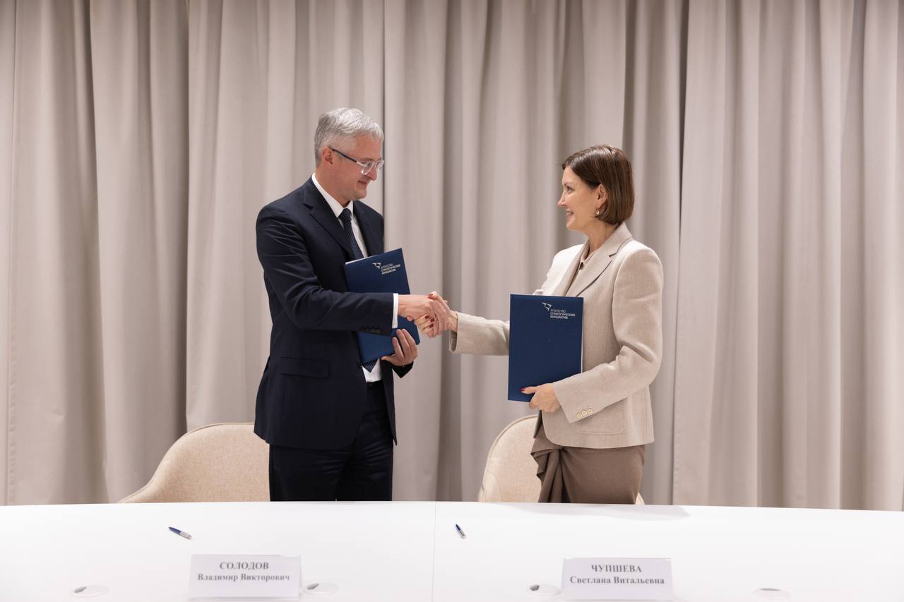 С генеральным директором Агентства стратегических инициатив Светланой Чупшевой подписали новое соглашение о сотрудничестве будем внедрять проекты и механизмы в системе помощи семьям Уже не первый год совместно вырабатываем предложения в сфере материнства и детства Эксперты Агентства изучают общественный запрос и дают рекомендации опираясь на реальные потребности жителей и лучшие российские практики За последнее время вывели эту работу на новый уровень расширили возможности для камчатских родителей В 2026 году материнский капитал на первого ребенка станет доступен всем женщинам без возрастных ограничений Льгота по освобождению от уплаты транспортного налога распространена на два транспортных средства для семей с шестью и более детьми Будем и впредь работать вместе с партнёрами для того чтобы каждая семья была уверена в завтрашнем дне и хотела жить работать и растить своих детей на родном полуострове Благодарю Светлану Витальевну и команду АСИ за готовность к работе Подписывайтесь на мой канал в МАХ