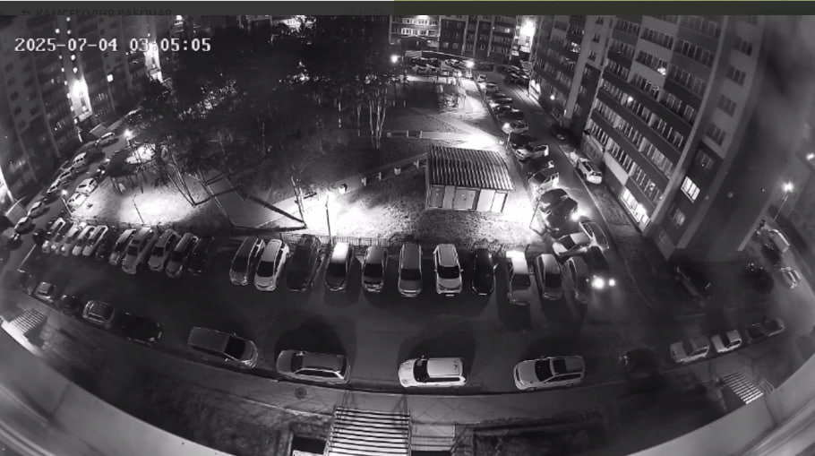 В Петропавловске Камчатском осуждены две молодые жительницы города угнавшие автомобиль Toyota Mark X у своего знакомого Инцидент произошел в июле когда 25 летний владелец машины ненадолго оставил ее с работающим двигателем чтобы сходить за зарядным устройством для телефона рассказали Камчатка Сегодня в прокуратуре региона Пока хозяин автомобиля был в квартире нетрезвые подруги пересели на передние сиденья 20 летняя девушка сев за руль не справилась с управлением и повредила три припаркованных автомобиля После аварии испуганные угонщицы вернули машину на место но скрыть последствия ДТП не удалось Суд учел смягчающие обстоятельства признание вины раскаяние и возмещение ущерба 22 летняя соучастница получила штраф в размере 60 тысяч рублей а ее 20 летняя подруга находившаяся за рулем 1 год 6 месяцев ограничения свободы Приговор в отношении одной из фигуранток уже вступил в законную силу