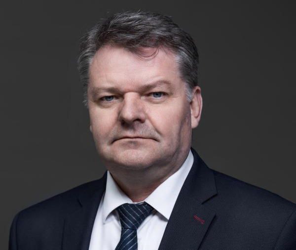 Бывший глава Чкаловска Александр Кудряшов снова предстанет перед судом за превышение должностных полномочий. Следствие и прокуратура утвердили обвинительное заключение дело против него. В апреле 2024 года Кудряшов уже получал 3,5 года условного срока по аналогичной статье за то, что в 2021 году подписал акты завершенного благоустройства набережной, заведомо зная о невыполненных работах. Отделавшись легким наказанием, чиновник вступил в должность заволжского «Тепловодоканала». Однако теперь сотрудники региональных СК, МВД и УФСБ выяснили, что в 2023 году Кудряшов снова принял незавершенные работы — речь идет об общественном пространстве между между улицами Белинского, Матросова, Комсомольской. Ущерб от его действий оценили в 2,5 млн рублей.