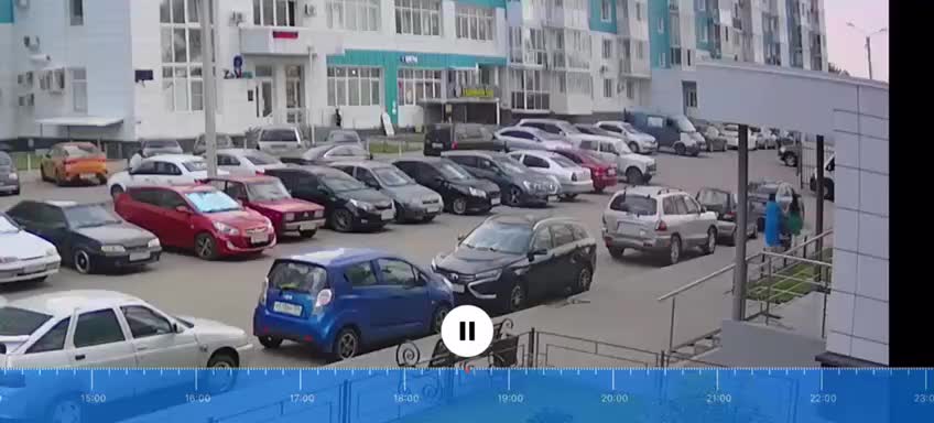 В Ялте ребенок на самокате едва не попал под колеса автомобиля