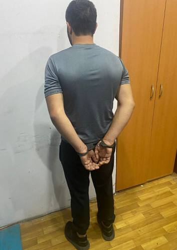 Полиция Таганрога арестовала мужчину по подозрению в нападениях на женщин  В Таганроге полиция задержала 22-летнего парня, подозреваемого в серии нападений на женщин. Об инциденте стало известно после сообщения о нападении на местную жительницу и краже имущества на сумму 22 тысячи рублей.   В ходе расследования задержанный признался в совершении преступлений против ещё двух женщин 40 и 70 лет. Сейчас правоохранители проверяют его возможную причастность к другим аналогичным преступлениям в Ростовской области.   В отношении подозреваемого возбуждены уголовные дела по статьям о причинении средней тяжести вреда здоровью, разбое с применением насилия и грабеже. Также рассматривается вопрос о привлечении его к ответственности за нарушение миграционного законодательства.