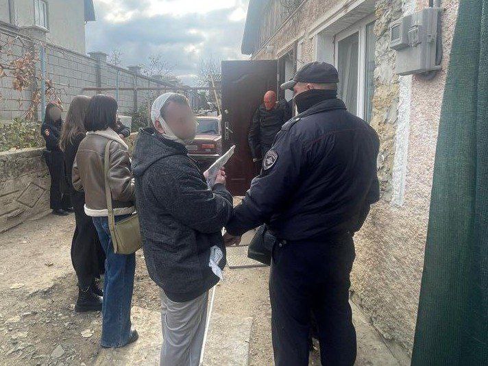 Житель Симферопольского района осужден за убийство знакомых на почве ревности __ 35-летний житель с. Партизанское, заподозрив свою бывшую сожительницу в близких отношениях с односельчанином, 19 октября 2024 года в вечернее время прибыл к его домовладению. Произведя выстрел из принесенного с собой охотничьего ружья в туловище находящемуся на пороге в дом знакомому, злоумышленник проследовал в жилую комнату, где произвёл выстрел женщине в грудь. Убедившись, что оба скончались на месте, фигурант попытался свести счеты с жизнью, произведя два выстрела себе в голову и туловище. Следователями и следователями-криминалистами совместно с коллегами из полиции была незамедлительно организована работа по фиксации и изъятию следов преступления. После длительного курса медицинской реабилитации обвиняемый дал признательные показания. Судом мужчина признан виновным в убийстве двух лиц и приговорен к 19 годам лишения свободы с отбыванием наказания в исправительной колонии строгого режима.