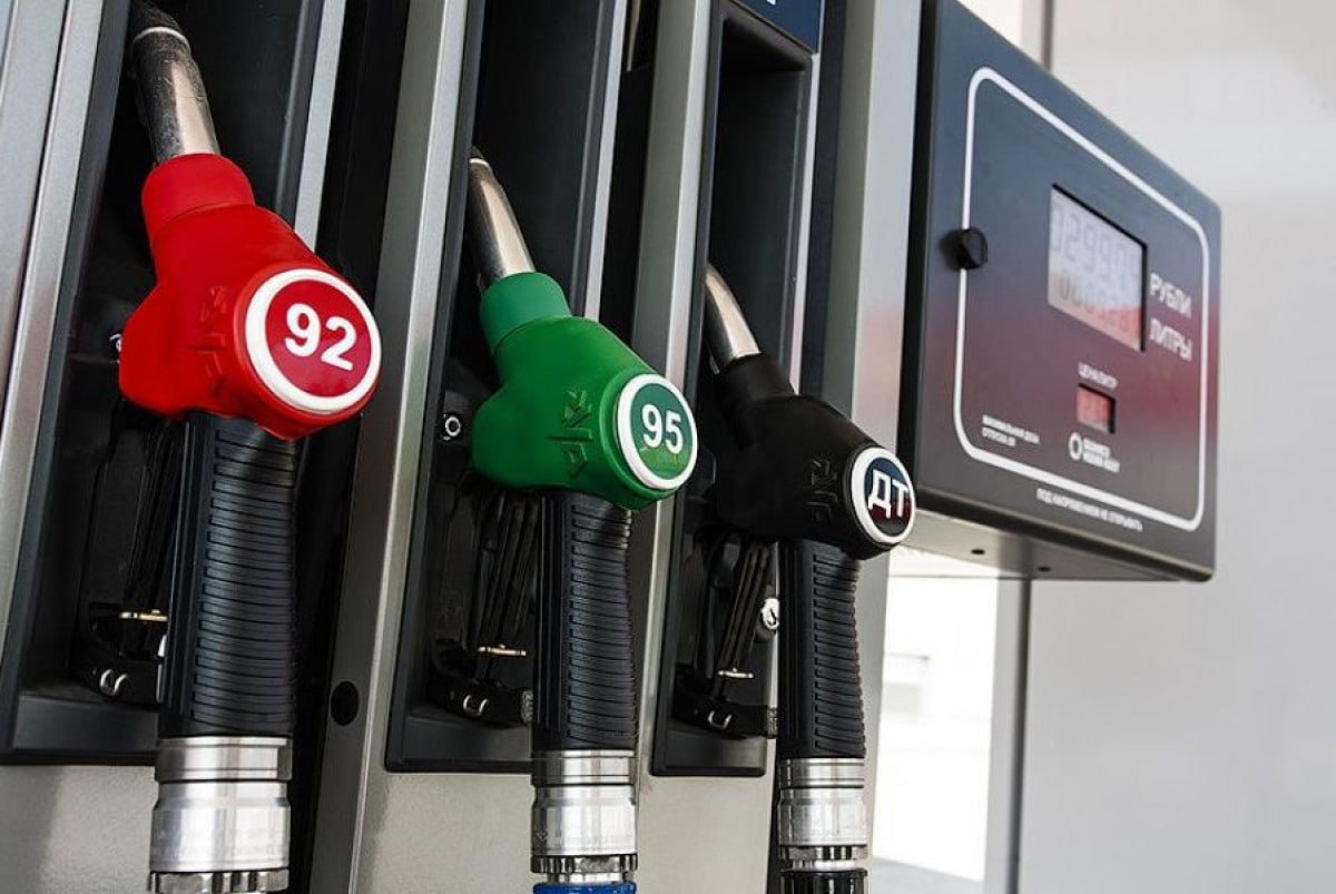 Заморозка цен на бензин в Магаданской области до Нового года В Магаданской области власти решили заморозить цены на бензин до наступления Нового года На прямой линии губернатора Сергея Носова жители выразили опасения по поводу частых колебаний цен на 92 й и 95 й бензин Глава региона отметил что местные власти внимательно следят за ценообразованием и не допускают необоснованных повышений Согласно информации регионального департамента цен и тарифов в последние месяцы наблюдается рост цен на топливо на Санкт Петербургской бирже однако с ноября 2025 года началось снижение стоимости нефтепродуктов В результате переговоров с местными компаниями достигнуто соглашение о заморозке цен что позволит избежать резких скачков до конца года Ожидается что после реализации дорогих партий топлива в апреле 2026 года ситуация с ценами может улучшиться