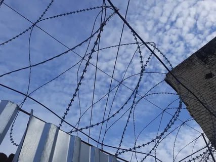 В Луганске задержана экстремистка ФСБ пресекла деятельность гражданки Украины, которая состояла в экстремистской организации «Граждане СССР». Что это значит? Женщина призывала игнорировать законы РФ и, по сути, пыталась расшатать наш строй. Подобные действия недопустимы и опасны для всех нас! Сейчас преступница задержана, и Следственный комитет республики возбудил уголовное дело по статье об участии в экстремистской организации. Расследование продолжается.