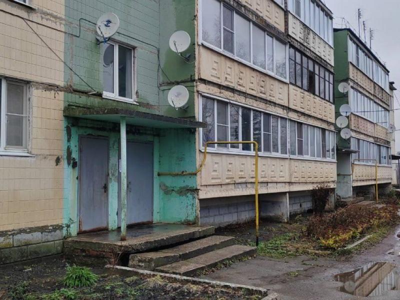 Управляйка отремонтировала дом в Советской Гавани только после вмешательства прокуратуры Жительница Советской Гавани обратилась к прокурору Хабаровского края Виталию Степанову Женщина рассказала что в многоквартирном доме по улице Пугачева где она долгое время проживает протекает крыша из за чего квартиру периодически подтапливает Требует ремонта и полуразрушенное крыльцо ведущее в подъезд Женщина несколько раз обращалась в управляющую компанию однако это не дало результата Надзорное ведомство провело проверку Как оказалось кровля действительно была в неудовлетворительном состоянии в местах протечек в квартире отслоились обои образовалась плесень Прокуратура внесла представление руководителю ООО УК Умный город а также привлекла его к административной ответственности После этого управляющая компания отремонтировала кровлю восстановила крыльцо а также сделала ремонт в квартире женщины   Будь в курсе событий везде ОК VK MAX