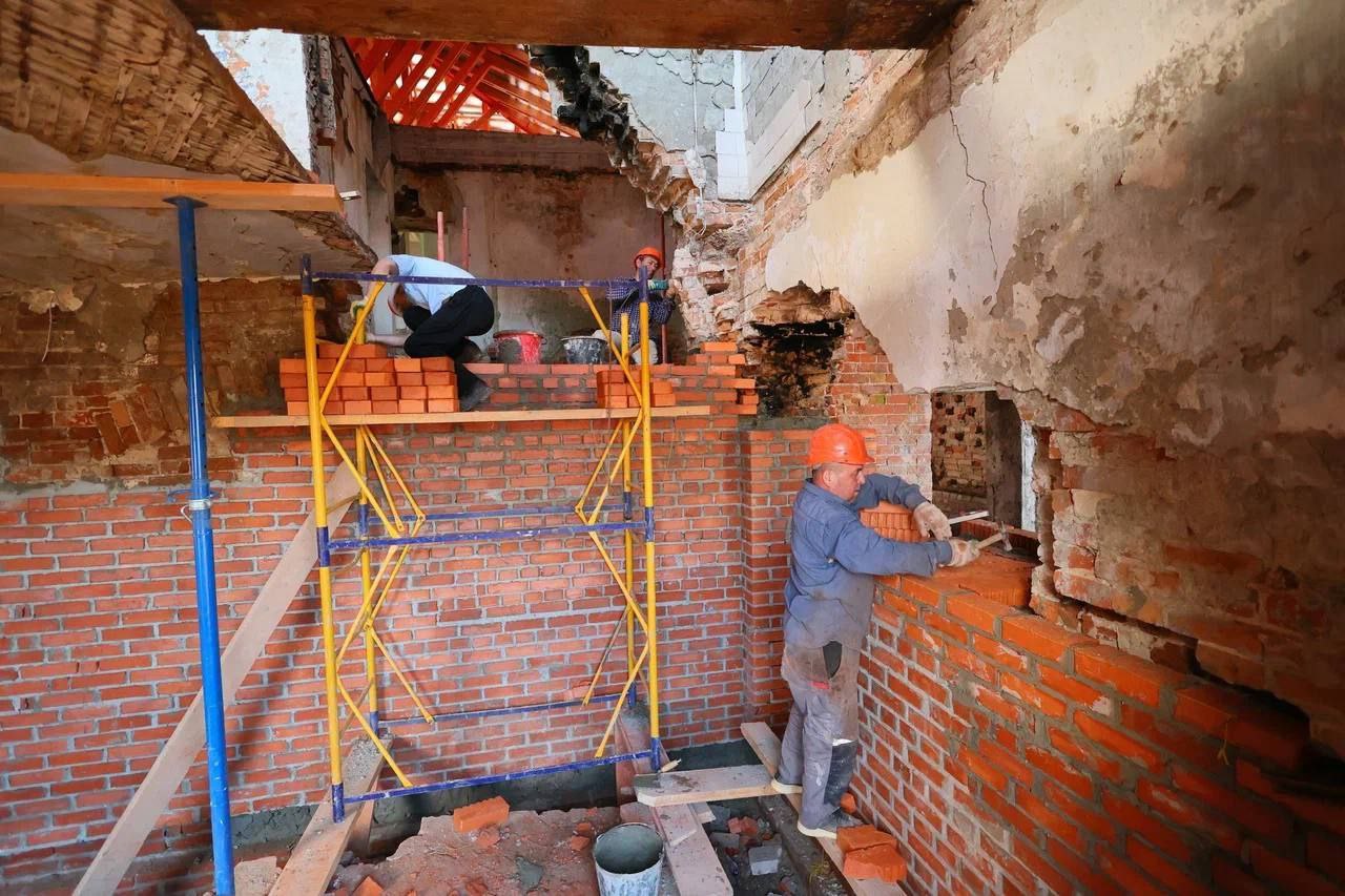 Провёл выездное совещание на объектах культурного наследия регионального значения которые сейчас приводим в порядок. В доме Неводчикова работают над кровлей и крышей здания, усиливают фундамент, приступили к фасадным работам. Обелиск в память Ермака Тимофеевича. Благоустройство территории практически закончено, осталось установить освещение. На обелиске тоже немного работ, по сути, остались работы с фундаментом и мраморными плитами цоколя, а также устройство сидений амфитеатра. Преображение важных для города и региона культурных объектов стало возможно благодаря сотрудничеству правительства Тюменской области, администрации города и программе "Тобольск настоящий" компании СИБУР. Вместе делаем важное дело — сохраняя прошлое формируем достойное настоящее.