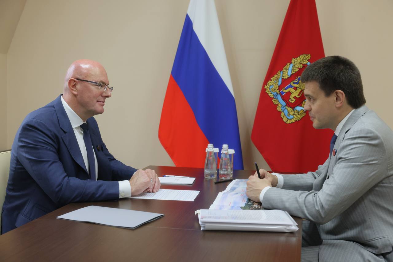 Зампредседателя правительства РФ Дмитрий Чернышенко отметил динамичный рост научного потенциала Красноярского края Дмитрий Чернышенко во время рабочей поездки в наш регион обсудил с губернатором Михаилом Котюковым развитие науки, молодежной политики, образования и спорта. — Президент Владимир Владимирович Путин поручил обеспечить увеличение расходов на исследования и разработки до 2% ВВП к 2030 году. Красноярский край активно вовлечен в решение этой задачи. Регион динамично наращивает свой научный потенциал, привлекая в науку молодых ученых и реализовывая проекты Российского научного фонда», — сказал зампредседателя правительства РФ Дмитрий Чернышенко. Михаил Котюков сообщил, что в учреждениях среднего профессионального и высшего образования готовят базу для подготовки кадров, востребованных в промышленных и высокотехнологичных отраслях экономики. С этого года все краевые учреждения среднего профессионального образования включены в работу по модели «Профессионалитет для всех». Дмитрий Чернышенко также отметил потенциал региона для развития туризма. По прогнозам, в 2025 году турпоток в крае должен вырасти почти на 13%. Что касается спорта, то по итогам 2024-го спортом в регионе занимались 57% населения, спортсооружениями обеспечено более 63% населения. Фото: Правительство РФ