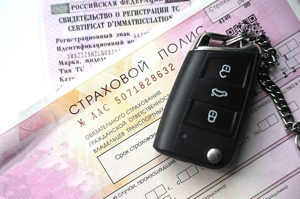 Стоимость полисов ОСАГО и каско в этом году вырастет утверждают страховщики ОСАГО незначительно каско более существенно Всему виной продолжающийся рост стоимости запчастей и как следствие рост выплат потерпевшим в авариях По словам директора по развитию ОСАГО компании Росгосстрах Юрия Стрекалова средняя стоимость полиса вырастет в этом году на 3 5 Эти предположения основаны на том что доля недотарифицированных клиентов составляет около 30 и именно их по большей части затронет повышение тарифов Остальные клиенты в условиях жесткой конкуренции между страховщиками вероятнее всего будут получать ту же цену что и раньше или даже ниже так как они больше не будут доплачивать за рисковых водителей и рисковые регионы По данным за прошлый год выплаты по ОСАГО выросли на 17 Связано это с ростом стоимости запчастей Аналогичный рост убыточности предполагается и в этом году Так что на страховании каско это тоже скажется Только повышение стоимости среднего полиса предполагается уже больше чем в ОСАГО на 11 12 Фото РИА Новости Подписаться на Российскую газету в Читать нас в MAX