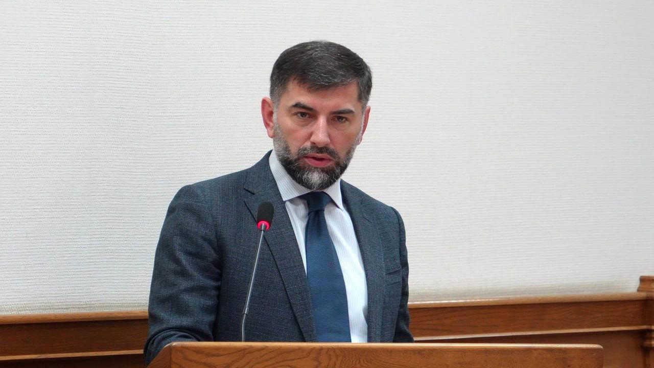 Руководитель аппарата администрации Махачкалы Руслан Мамаев доложил о ключевых итогах недели В докладе были выделены следующие основные события  Работа с районами и общественные инициативы Завершён цикл рабочих поездок главы города Джамбулата Салавова по районным администрациям Состоялась встреча мэра столицы с победительницами всероссийского конкурса Юная краса ЖКХ которые представили проекты по улучшению городской среды  Решения городского Собрания и социальная политика На заседании Собрания депутатов осудили структуру администрации финансовые перспективы и корректировку городского бюджета а также инициативу об увековечении памяти погибших военнослужащих На Комиссии по формированию доступной среды в Махачкале учитывая что в городе проживает около 58 тысяч людей с инвалидностью даны поручения по полной инвентаризации тротуаров и пешеходных переходов для поэтапного устранения нарушений Акцент сделан на том что все новые объекты должны изначально соответствовать нормативам  Безопасность и общественно политические события Антитеррористическая комиссия под председательством главы города детально проработала планы охраны мест массового скопления людей в период новогодних праздников С 25 декабря на главной площади начнутся праздничные мероприятия для оперативного реагирования будет работать специальный штаб Руководство города приняло участие в просмотре главного общественно политического события года прямой линии с Президентом России Владимиром Путиным Ключевыми темами для Махачкалы остаются развитие социальных программ поддержка бизнеса и патриотическое воспитание  Спорт культура и предновогодние мероприятия Прошла встреча градоначальника с находящейся в зоне СВО тренером по вольной борьбе мастером спорта Хадижат Муртузалиевой В историческом парке Россия моя история прошла церемония торжественного награждения именитых спортсменов отличившейся молодежи и представителей в сфере туризма и подведены итоги года в данных сферах На проспекте Расула Гамзатова открылась новогодняя ярмарка с товарами местных производителей В рамках акции Ёлка желаний заместители главы города вручили подарки детям Руслан Мамаев отметил что благодаря слаженной работе администрации Махачкала за два месяца улучшила свои позиции в рейтинге Центра управления регионом перейдя из красной в зелёную зону Важной задачей он назвал сохранение этой положительной динамики Мэрия Махачкалы MAX