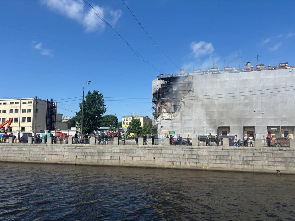 Следствие начало расследование после гибели двух человек на Обводном канале В доме № 183 по Обводному каналу произошёл пожар, в результате которого погибли два человека. Следственный отдел по Адмиралтейскому району возбудил уголовное дело по статье о причинении смерти по неосторожности. Пожар был потушен в 16:55, спасатели эвакуировали пятнадцать человек. В настоящее время специалисты устанавливают обстоятельства происшествия. Фото: Семен Абруков Подписывайтесь на «Ъ-СПб»