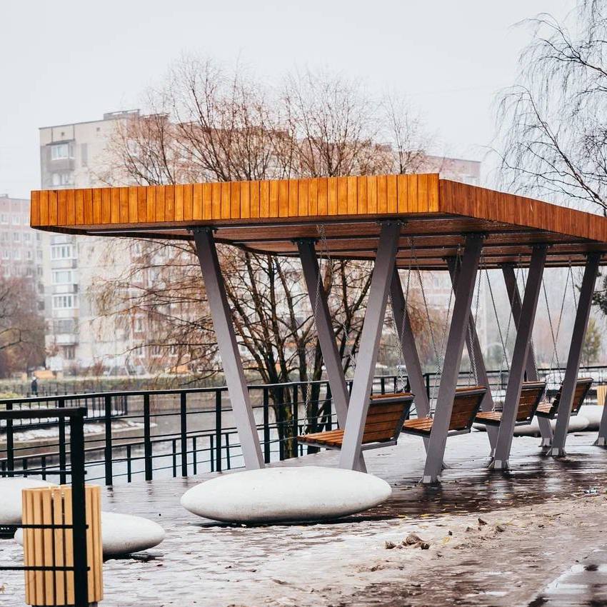 В Колпино благоустроили пространство у Ижорского пруда  Вдоль всей набережной установили удобные скамейки, подвесные качели с навесами, лежаки, благоустроили спуск к воде. Появилось несколько детских площадок со скалодромами, горками и каруселями, а для взрослых – новые столы для настольного тенниса и тренажеры    Новое пространство между Заводским проспектом 58 и Бульваром Трудящихся 33