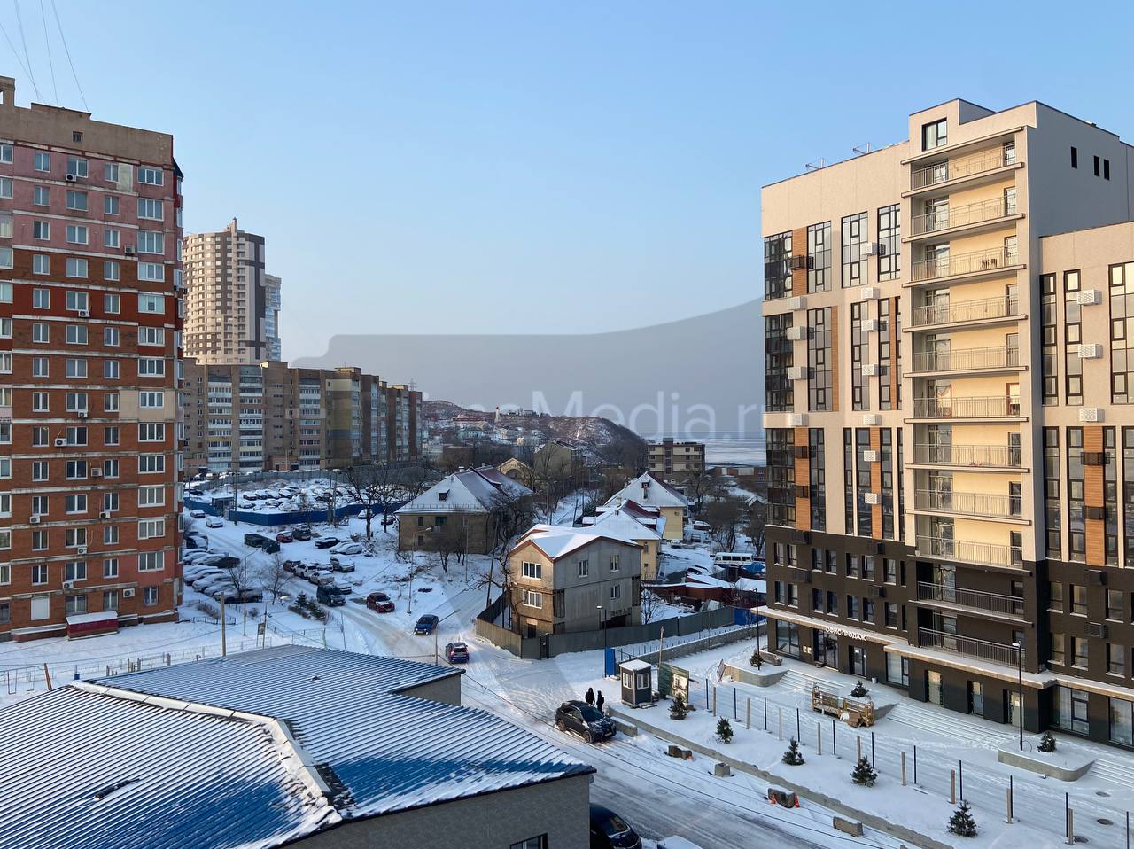 Во Владивосток наконец-то пришла зимняя сказка  Свой предновогодний подарок в виде снега местные жители получили в ночь на 31 декабря.    По данным на 07:00, выпало 2,1 мм осадков. Сегодня утром небольшие осадки могут сохраниться, ожидается гололедица. Спецтехника уже обрабатывает и расчищает дороги.  Делитесь снежными фотографиями в комментариях!    PrimaMedia   Прислать новость