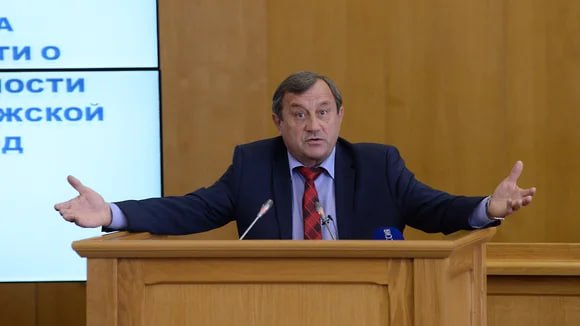 Коммуниста Сергея Рудакова отправили в отставку с поста вице-спикера воронежской облдумы Депутаты воронежской облдумы на заседании 10 июля единогласно проголосовали за досрочное прекращение полномочий вице-спикера Сергея Рудакова, бывшего главы регионального обкома КПРФ. Вопрос об отставке господина Рудакова был последним на повестке дня. Как сообщил спикер облдумы Владимир Нетесов, его зам сам обратился с соответствующим заявлением. Фото: Олег Харсеев/Коммерсантъ Подписывайтесь на «Ъ-Черноземье»