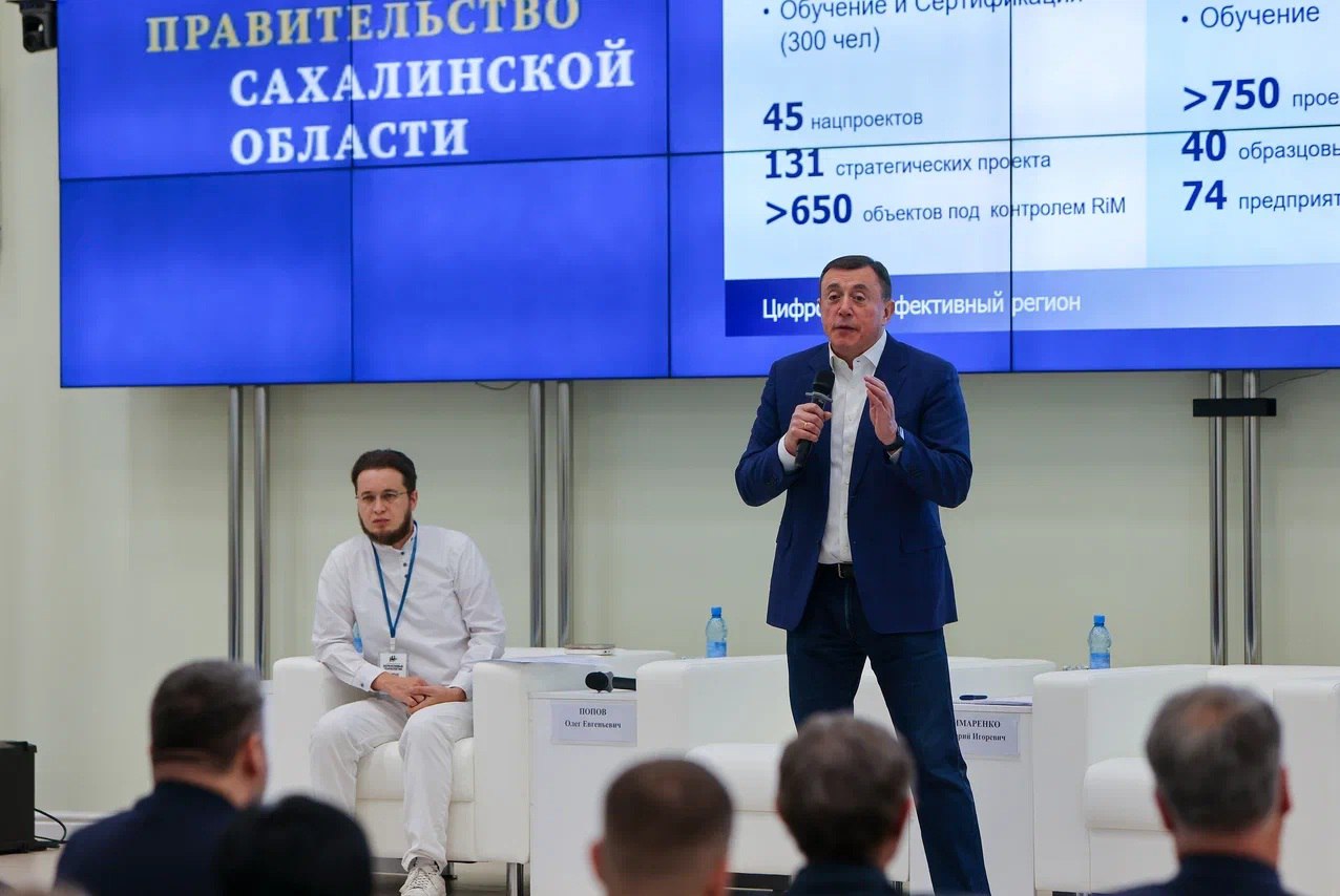 Ставший традиционным Дальневосточный форум бережливые технологии в четвертый раз проведен в Сахалинской области Островной регион является лидером в России по применению бережливых технологий В Сахалинской области создано 40 образцовых учреждений где применяются бережливые технологии Они охватывают самые разные отрасли от образования и культуры до ЖКХ Как отметил Губернатор Сахалинской области Валерий Лимаренко Стандартизация значительно ускоряет любые процессы и устанавливает требования к качеству Минэкологии Сахалинской области в рамках установленной компетенции также присоединилось к реализации проектов направленных на повышение производительности труда Из числа предприятий осуществляющих деятельность в сфере недропользования на участках недр местного значения проект по повышению производительности труда ноября 2025 года внедряется на предприятии ООО Никольский камень