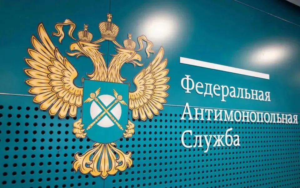ФАС разрешила Шишкареву выкупить долю Росатома в ГК Дело с условиями Федеральная антимонопольная служба одобрила сделку по консолидации группы компаний Дело председателем совета директоров Сергеем Шишкаревым Речь идет о приобретении 49 доли в ООО УК Дело ранее принадлежавшей госкорпорации Росатом Регулятор выдал разрешение с предписаниями затрагивающими операционную деятельность ключевых активов группы Ограничения будут действовать в течение 10 лет после завершения сделки и перехода к 100 ной консолидации В числе требований ФАС обязательное раскрытие ценовой и сбытовой политики на официальном сайте компании а также регулярное предоставление в службу данных об объемах перевалки грузов ГК Дело специализируется на портовой перевалке и бункеровке судов в Новороссийске железнодорожных и мультимодальных контейнерных перевозках а также транспортировке нефти и нефтепродуктов Росатом вошел в капитал группы в 2019 году приобретя 30 за 29 9 млрд рублей а в 2022 году увеличил долю до 49 До одобрения сделки структура собственности выглядела следующим образом 50 у Сергея Шишкарева 49 у Росатома и 1 у ООО Р Альянс Подписаться на каналы Новости Скидки Помощь Мы в MAX Вещи даром
