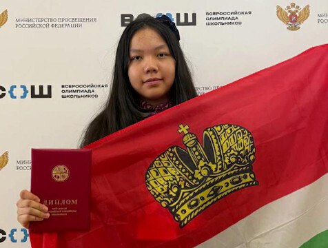 Юные калужане стали победителями и призерами Всероссийской олимпиады школьников Несколько старшеклассников из Калужской области вернулись с дипломами победителей и призёров федерального этапа Всероссийской олимпиады школьников. Среди предметов, которые ученики знают на отлично, были русский, китайский и английский языки, а также экология.