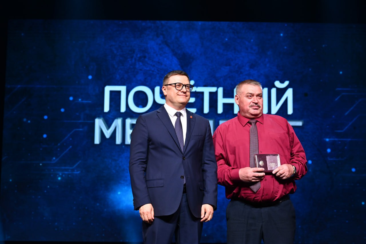 Челябинский цинковый завод отмечает 90-летие Губернатор Алексей Текслер поздравил коллектив с юбилеем и вручил награды отличившимся сотрудникам. «Именно такие предприятия сделали Челябинск крупным промышленным центром, вносящим огромный вклад в развитие страны», — подчеркнул историческую значимость завода Алексей Текслер. / Прислать новость