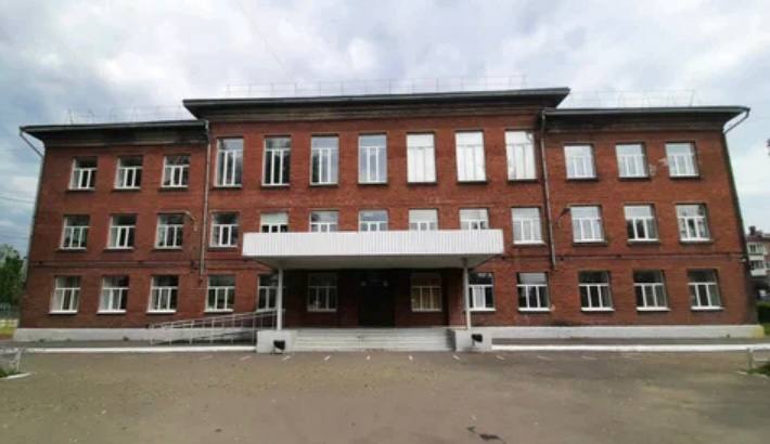 Иркутских кадетов заставляют самим покупать форму для парада 9 мая — родители Кадетам в школе №66 Иркутска, которые готовятся к параду 9 мая, придётся покупать форму за свой счёт, пишут «Люди Байкала». Родителям заявили, что обещанную бесплатную форму они теперь должны приобрести самостоятельно. Стоимость комплекта составляет около 13 тыс. рублей. «Все родители в нашем классе против такой покупки, поскольку сумма слишком велика для того, чтобы потратить её только на одно выступление, — рассказала мать одного из учащихся Екатерина Ермакова. — Если бы родителям изначально сказали, что форму нужно покупать самим, многие дети не стали бы участвовать в параде». Мать ещё одного ученика рассказала, что сначала просили купить только берцы, а затем выяснилось, что родители должны приобрести полный комплект формы «Юнармии» песочного цвета. Всего для участия в параде было отобрано 14 детей из кадетского класса МЧС 8 «К» Родители школьников требуют, чтобы покупку формы отплатили из бюджета. Подписаться Прислать новость Помочь бустами