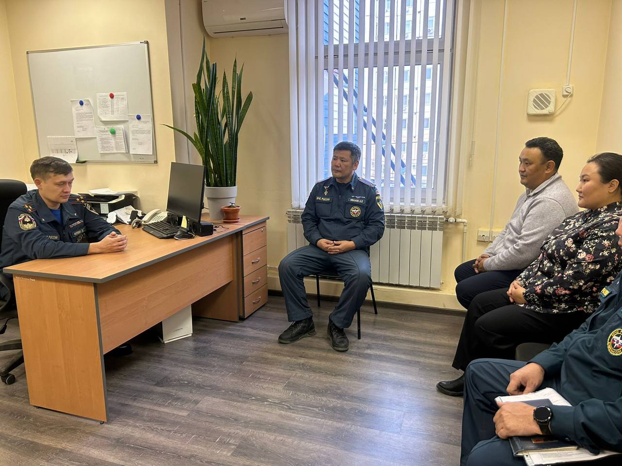 Новый помощник для села добровольцы Ерта получили пожарную автоцистерну Добровольные пожарные дружины продолжают получать спецтехнику от МЧС России На этот раз автоцистерна на базе автомобиля ЗИЛ отправилась в с Ерт Горного района и встала на защиту села На сегодня в Якутии 348 добровольных пожарных команд с численностью свыше 2350 человек В их распоряжении 91 единица пожарной и 193 единицы приспособленной техники Работают они в основном в отдаленных районах куда сотрудники МЧС России просто не могут быстро добраться Ключи от пожарного автомобиля от регионального управления МЧС России вручили главе с Ерт Горного района Александре Александровой Необходимость и значимость работы добровольных пожарных с каждым годом становится все более и более очевидной Особенно учитывая огромные риски возникновения лесных пожаров и пожаров в отдаленных сельских населенных пунктах С начала текущего года добровольные пожарные команды привлекались для тушения свыше 60 пожаров в которых 43 раза они приняли участие самостоятельно Это уже 12 й пожарный автомобиль передаваемый добровольцам Мы выражаем огромную благодарность активистам пожарного добровольчества за неравнодушие смелость и готовность прийти на помощь отметил Денис Фомин начальник управления организации пожаротушения и проведения аварийно спасательных работ ГУ МЧС России по Республике Саха Якутия Добровольная пожарная команда в с Ерт появилась недавно Огнеборцы уже прошли профессиональное обучение Благодаря пожарной технике они смогут оперативно выезжать к месту возгорания и не допускать его распространение Зинаида Дьяконова старший инспектор пресс службы ГУ МЧС России по РС Я 14 mchs gov ru deyatelnost press centr novosti 5613918
