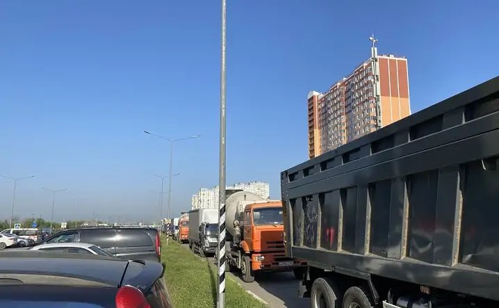 В Ростове запретят остановку и стоянку грузовиков в Левенцовке Заполонили брошенные фуры и многотонные прицепы и обочины 339-й Стрелковой дивизии. Водители грузовиков игнорируют запрещающие знаки и создают помехи для других водителей. Эвакуировать фуру практически нереально из-за её габаритов — этим и пользуются водители большегрузов. Согласно правилам дорожного движения, нарушителям грозит штраф в 500 рублей или же при оплате в 20-дневный срок — 250 рублей. По всей видимости, эти суммы незначительны как для водителей большегрузов, так и для инспекторов УГИБДД, которые не спешат выписывать штрафы. Напомним, что фурам запрещено въезжать в Ростов в утренние и вечерние часы пик по 14 улицам. С 1 января 2025 года штрафы увеличили в 10 раз. Нововведения возмутили перевозчиков. Но они уверяли, что их возмутил не столько размер штрафов, сколько то, что камеры работали круглосуточно. Водителей могли оштрафовать даже при проезде в разрешённые часы. На встрече с редакторами СМИ глава Ростова Александр Скрябин сообщал, что выписку штрафов большегрузам, которые передвигаются по городу, приостановили, а часть камер перевели в тестовый режим до 1 октября. Подписаться на "Новости Ростова" Прислать новость
