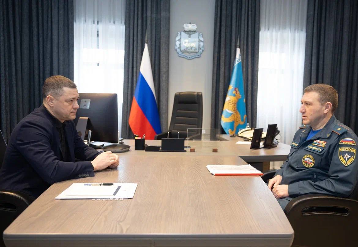 На рабочей встрече с начальником Главного Управления МЧС России по Псковской области Сергеем ЛАВРУХИНЫМ обсудили причины участившихся пожароопасных ситуаций и меры по стабилизации обстановки Только с начала года на территории региона произошло 174 пожара 14 человек погибло более 30 удалось спасти благодаря профессионализму сотрудников МЧС Основные причины возгораний в период установившихся морозов связаны с нарушением правил пожарной безопасности при устройстве и эксплуатации печного и электрооборудования а также с неосторожным обращением с огнём Чтобы минимизировать риски возникновения подобных ситуаций ранее поручил Главам муниципальных округов Пскова и Великих Лук организовать контроль за работой организаций по эксплуатации жилищного фонда находящегося в аварийном состоянии уделить особое внимание местам проживания социально незащищённых групп населения и многодетных семей при необходимости провести ремонт и очистку печных труб и дымоходов ремонт аварийного электрооборудования и электрокоммуникаций С Сергеем Алексеевичем договорились что специалисты МЧС России по Псковской области продолжат проводить профилактические рейды и информировать жителей о возможности приобретения огнетушителей и дымовых пожарных извещателей а также напоминать о соблюдении правил пожарной безопасности РАБОТАЕМ Подписывайтесь на мой канал в МАХ