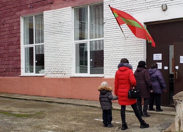 В Приднестровье проходит Единый день голосования выбирают депутатов Верховного Совета VIII созыва городских районных и сельских Советов а также глав администраций сел и поселков Избирателей в списках около 395 тысяч 6502 человека проголосовали на выборах досрочно Участков в республике 255 они работают с 8 00 до 20 00 На выборы нужно взять с собой паспорт гражданина ПМР Порога явки нет выборы признают состоявшимися при любом количестве проголосовавших но показатель явки важен как социальный барометр В преддверии выборов президент Приднестровья Вадим Красносельский призвал жителей республики обязательно принять участие в голосовании чтобы выбрать своих представителей и управлять через них государством