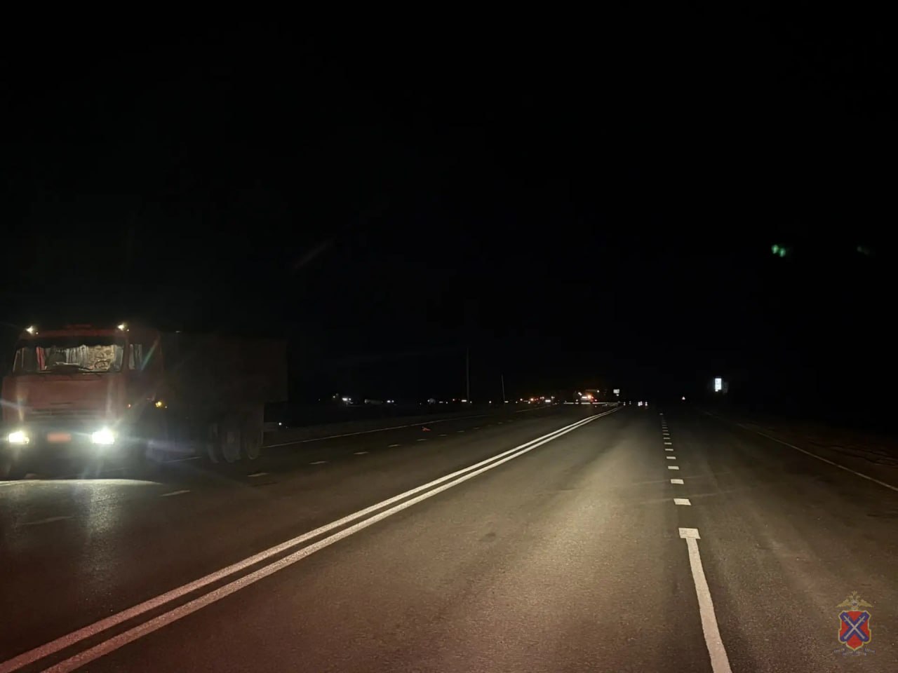 Грузовик насмерть сбил пешехода в Октябрьском районе ДТП произошло на 85 километре трассы Волгоград Октябрьский Котельниково Зимовники Сальск в 18 20 21 января Водитель Камаза наехал на женщину которая переходила дорогу в неустановленном месте в зоне видимости пешеходного перехода Пострадавшая скончалась на месте до приезда скорой сообщили в ГУ МВД по региону Подписаться Перейти на сайт MAX