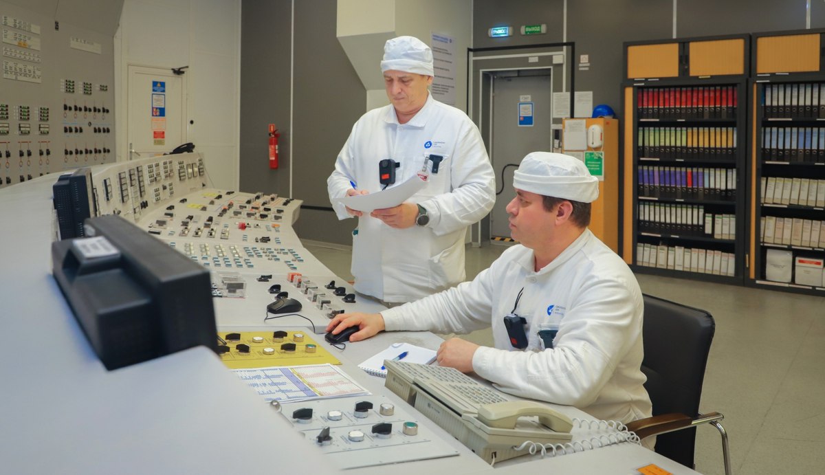 Смоленская АЭС досрочно выполнила план ФАС России 21 декабря мы досрочно выполнили годовое задание Федеральной антимонопольной службы России 20 9 млрд кВт ч Прежде всего это наш вклад в энергетическую безопасность страны отметил директор Смоленской АЭС Иван Сидоров Этот результат получен в условиях повышенного внимания к эксплуатационной дисциплине и максимальной концентрации усилий всего коллектива в том числе в период ремонтной кампании которая завершилась со значительным опережением срока на 28 суток Достойно справились с третьим этапом работ по управлению ресурсными характеристиками графита на энергоблоке 1 что позволило обеспечить его дальнейшую безопасную работу В этом году в канун 80 летнего юбилея атомной промышленности мы достигли знакового рубежа 800 млрд кВт ч электроэнергии за весь период эксплуатации В настоящее время первостепенной задачей является обеспечение стабильной работы энергоблоков в зимний период Подписывайся на нас в telegram ВКонтакте МАХ ОК