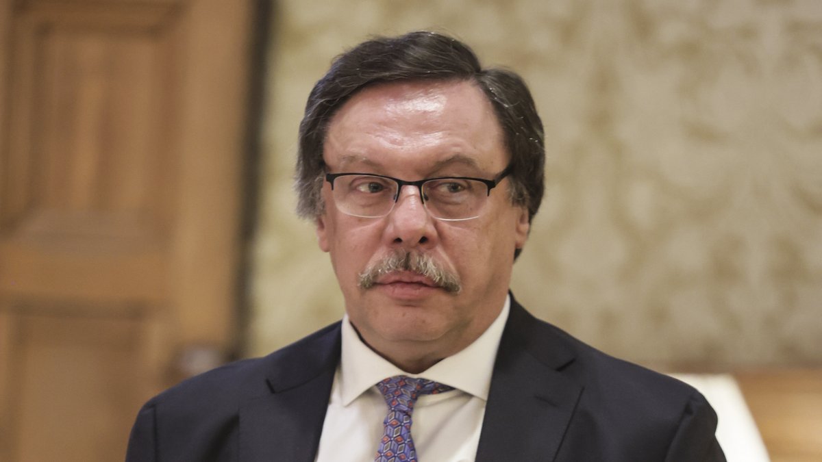 Михаил Барщевский покинул пост полномочного представителя правительства страны в Конституционном суде и Верховном суде РФ в связи с тем что его назначение на этот пост было совершено под влиянием мошенников Соответствующее заявление сделал премьер министр РФ Михаил Мишустин