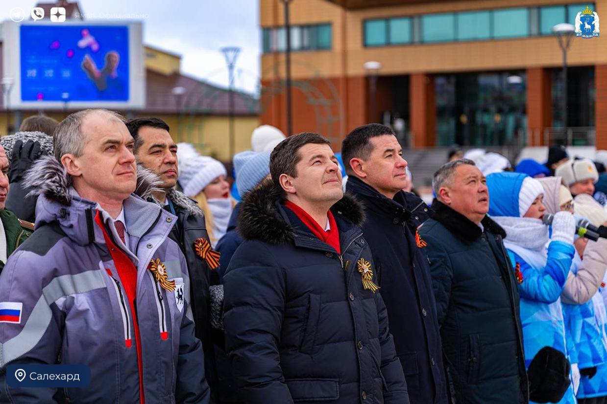 Празднование Дня Победы в городах и посёлках Ямала началось с поднятия копии Знамени Победы Торжественные церемонии одновременно прошли по всему округу. В Салехарде знамя подняли у Ямальской филармонии. Вместе с губернатором Дмитрием Артюховым в мероприятии участвовали ветераны, школьники, волонтёры и другие горожане. 9 Мая во всех населённых пунктах округа запланированы митинги, концерты и полевая кухня. Уточняйте программу праздника в официальных пабликах вашей администрации. #Победа80 ЯМАЛ. Официально Подписаться