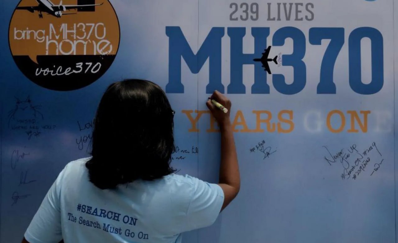 Малайзия готова заплатить 70 млн за находку обломков пропавшего рейса MH370 В Малайзии 30 декабря начнется новая глубоководная операция по поиску обломков Boeing 777 рейса MH370 пропавшего более десяти лет назад Поисками займется компания Ocean Infinity которая в случае обнаружения обломков получит 70 млн Самолет исчез 8 марта 2014 года над Индийским океаном во время рейса из Куала Лумпура в Пекин на борту находились 239 человек Несмотря на масштабные международные поиски большая часть лайнера так и не была обнаружена В 2015 году на острове Реюньон обнаружили лишь несколько фрагментов вероятно от MH370 Ранее в 2025 году Ocean Infinity уже пыталась вести поиски но операция была приостановлена из за неблагоприятной погоды На этот раз власти уверяют что выбрали наиболее перспективные зоны для поисков Операция продлится 55 дней Подписывайтесь на Repost Прислать новость