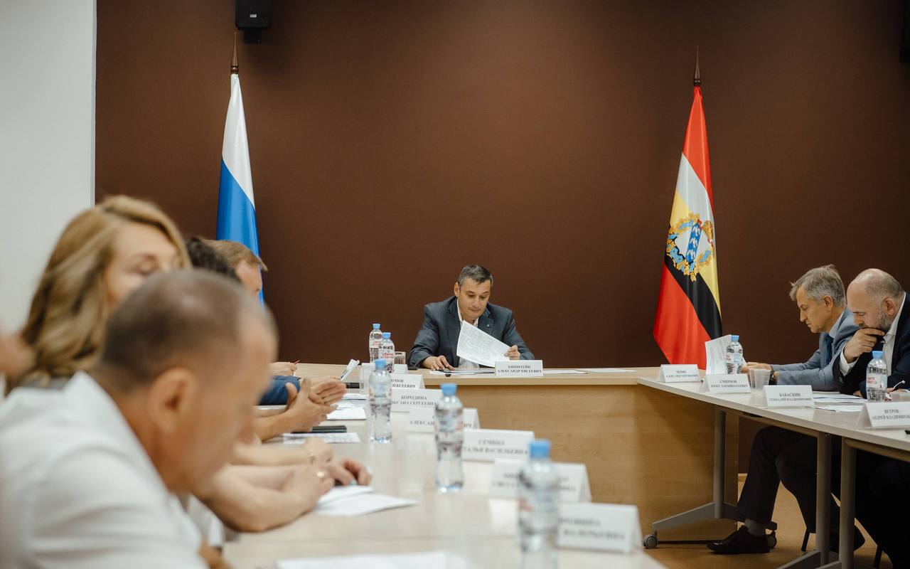 В Курске ищут инвесторов для ремонта здания Центрального рынка  В Курске объявлен старт подготовки к капитальному ремонту здания Центрального рынка. Об этом сообщил Александр Хинштейн в своем телеграм-канале.  На встрече с представителями торговой сферы врио губернатора обсудил накопившиеся проблемы и задачи по развитию торговли. Хинштейн отметил, что уже направил обращения коллегам из Минпромторга России для поддержки проекта преобразования площадки рынка. В настоящий момент ведется поиск инвесторов для реализации ремонта.  «Проблемы услышали — будем искать пути решения. Люди должны иметь возможность приходить и покупать качественные товары, а предприниматели — получать прибыль. Любой бизнес — важная сфера жизни региона», — подчеркнул Хинштейн по итогам встречи.